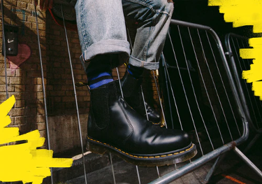 How Do You Style and Wear Women's Chelsea Boots?